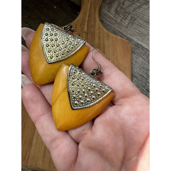 Vintage Bakelite Marbled Yellow Triangular Earrings Vogue Statement Repurposed - Picture 9 of 10